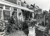 404275 Gezicht in de achtertuin van het huis Zonstraat 7 te Utrecht, met op de voorgrond een zonnewijzer.